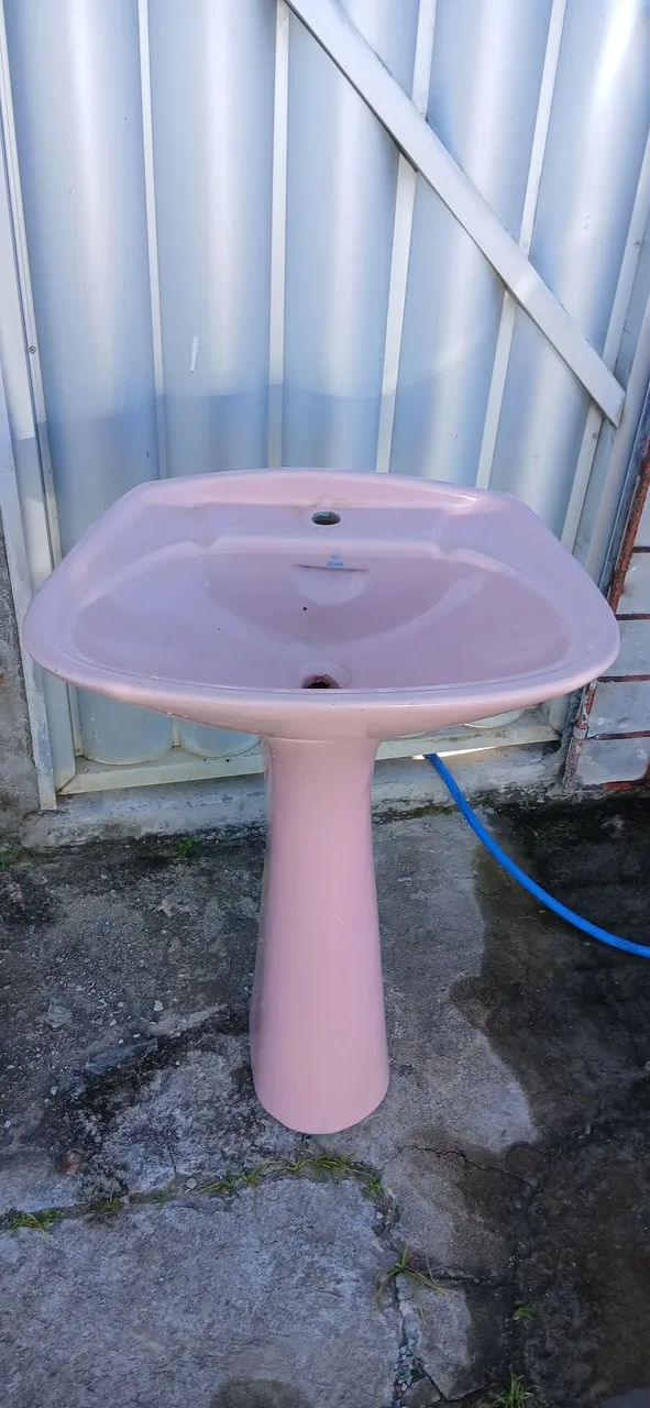Cuba de cerâmica rosa com pedestal