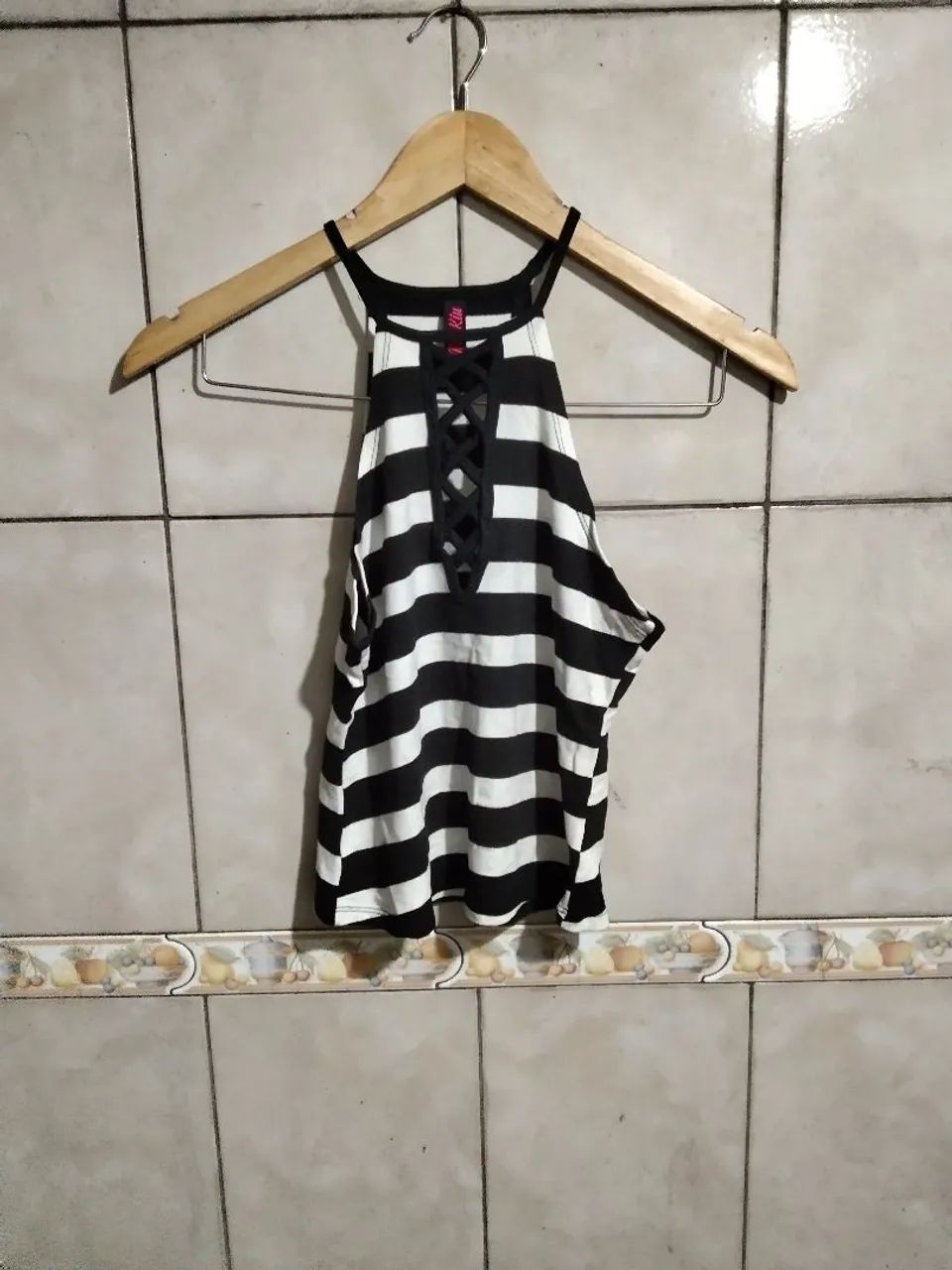 Top Cropped Listrado com Amarração RIU KIU - Foto 2