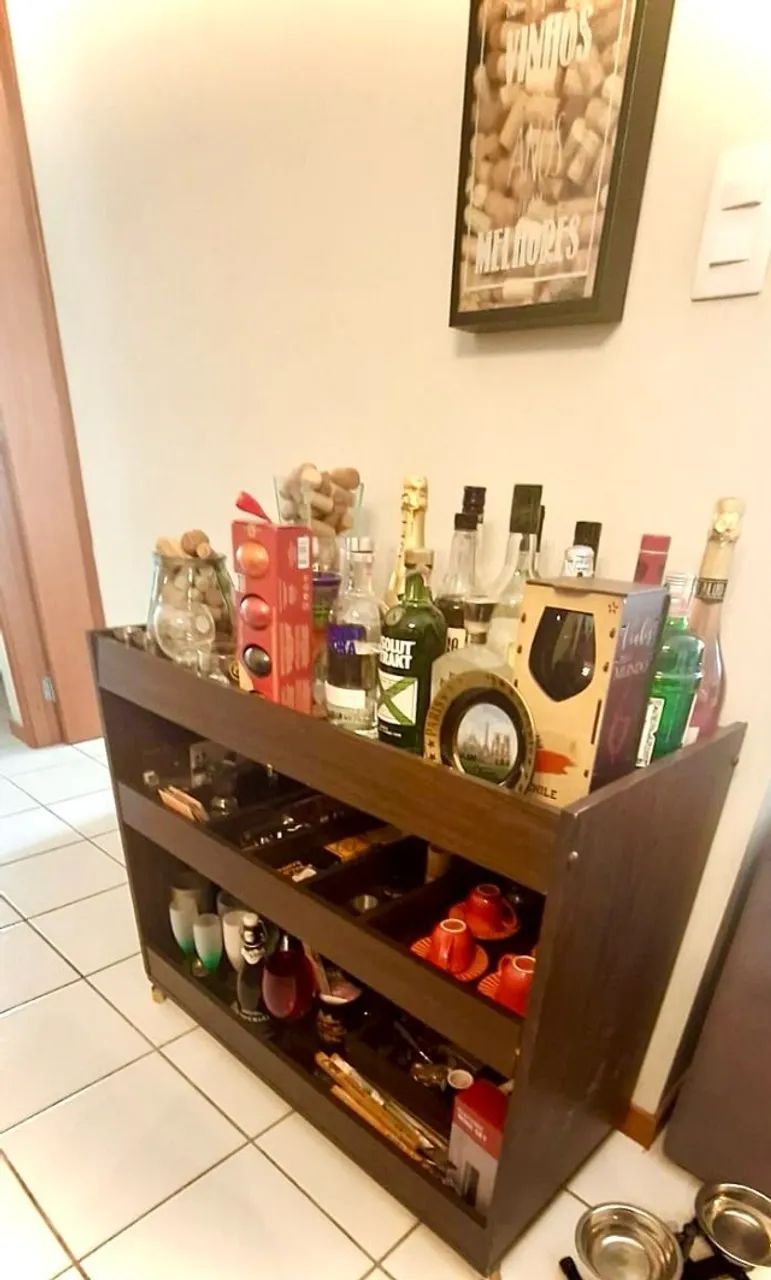 Aparador Bar Sala - em Madeira com Divisórias e Rodinhas - estado NOVO