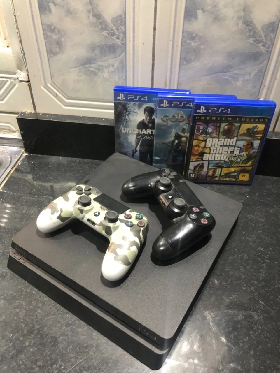Playstation 4 com 2 Controles e Jogos