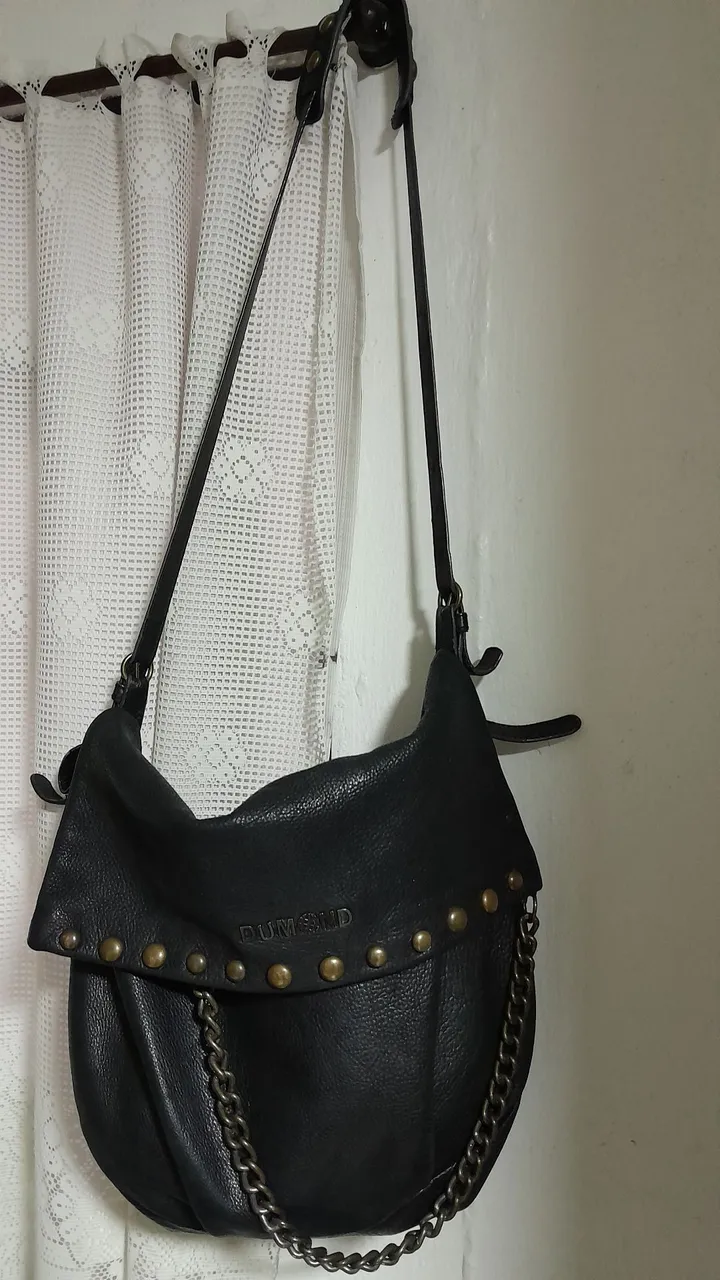 Bolsa de Ombro Preta com Detalhes e Corrente