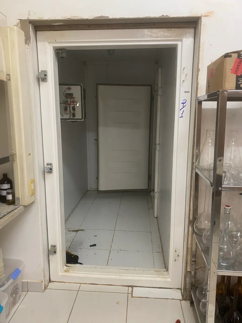 Vendo uma Câmara Fria 3 x 4 (semi nova)