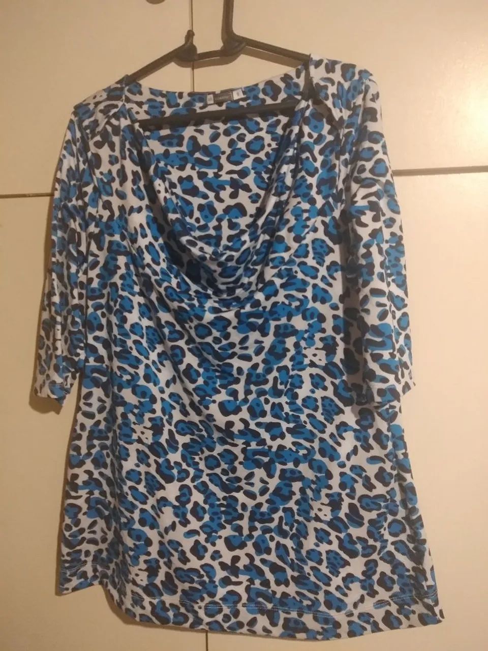 Blusa Feminino Estampado Azul e Branco - Foto 2