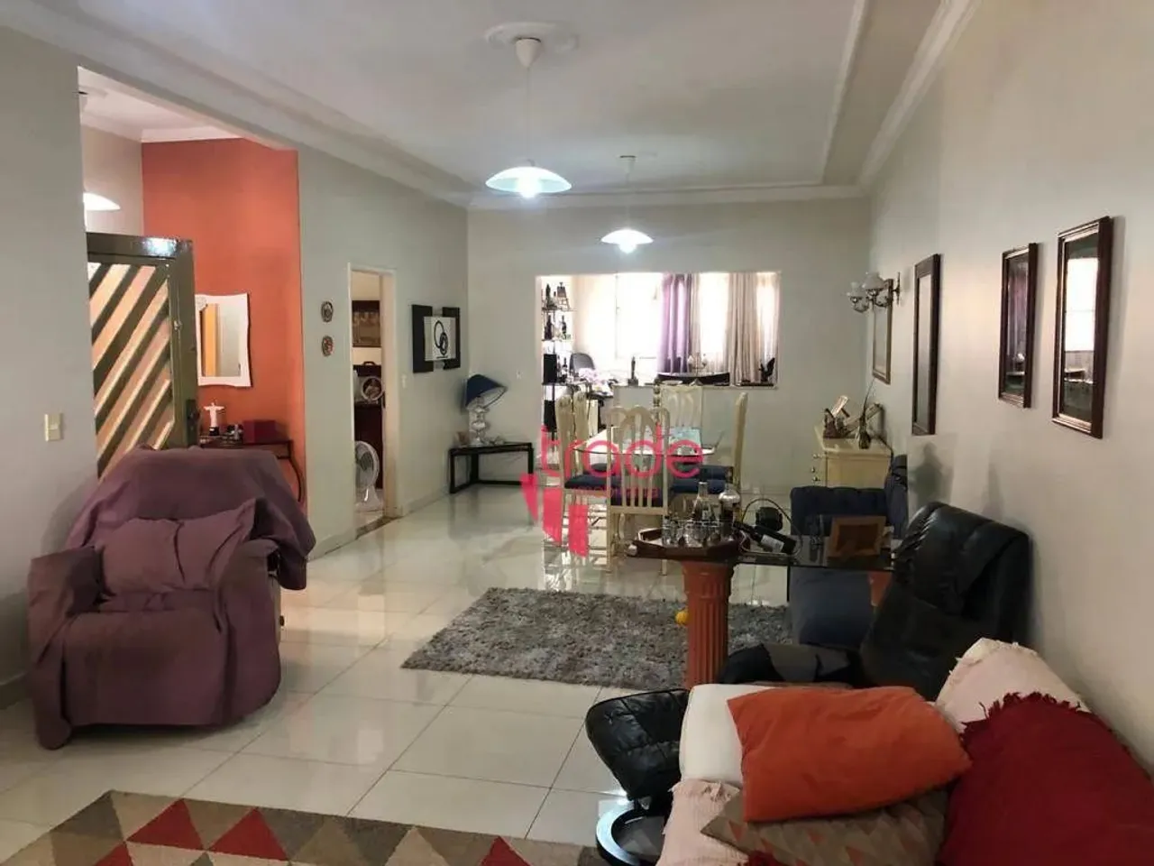 Casa à Venda de 04 Quartos no Bairro Jardim São Luiz em Ribeirão Preto com Quintal.