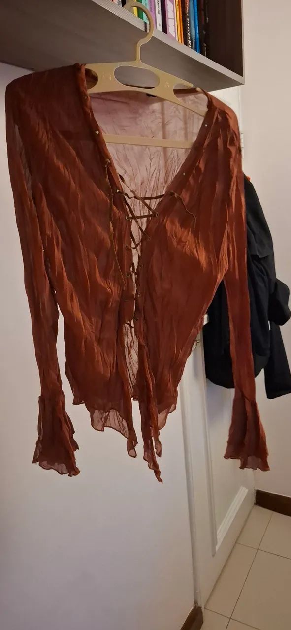 Blusa marrom com amarração tecido leve - Foto 2