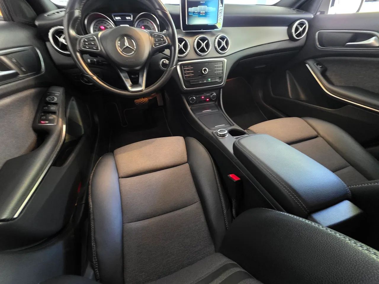 Mercedes-Benz GLA 200 Adv. 1.6/1.6 TB 16V Flex Aut., foto 9 de 20