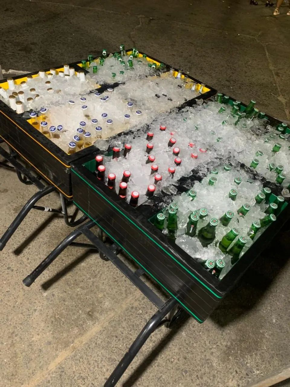 Vendo dois carrinhos de cervejas 