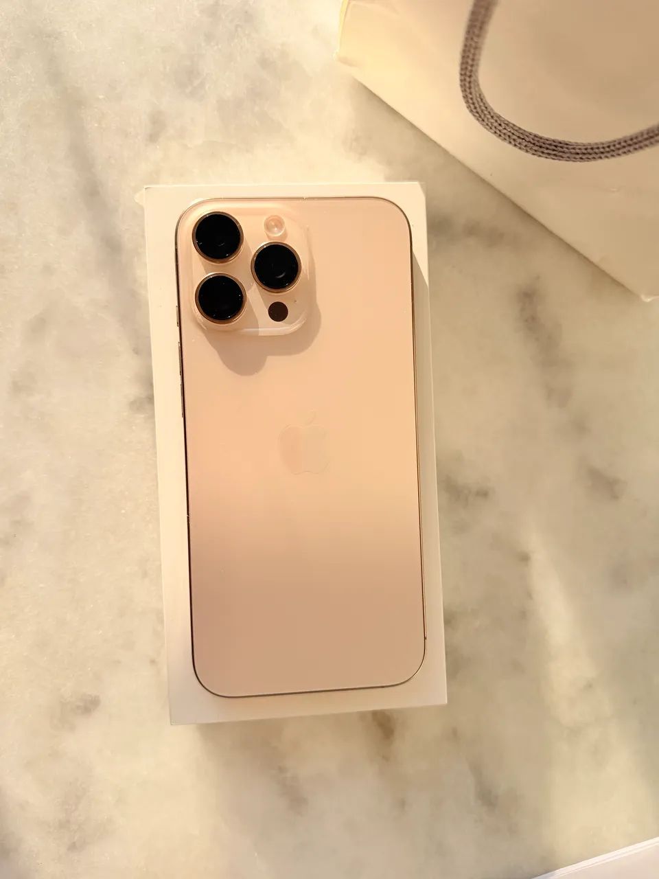 iPhone 16 Pro Max Semi-Novo 
