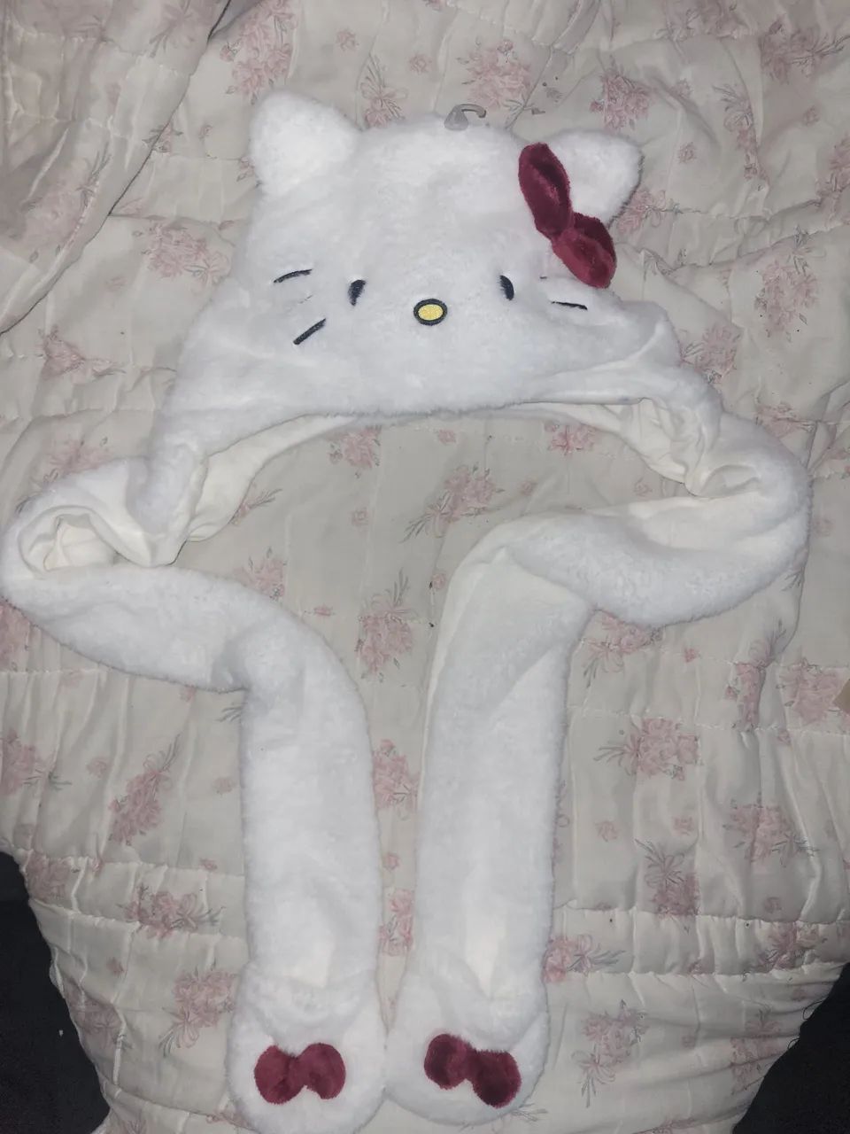 ? TOUCA/CACHECOL DA HELLO KITTY COM BOLSOS PARA MÃOS ?