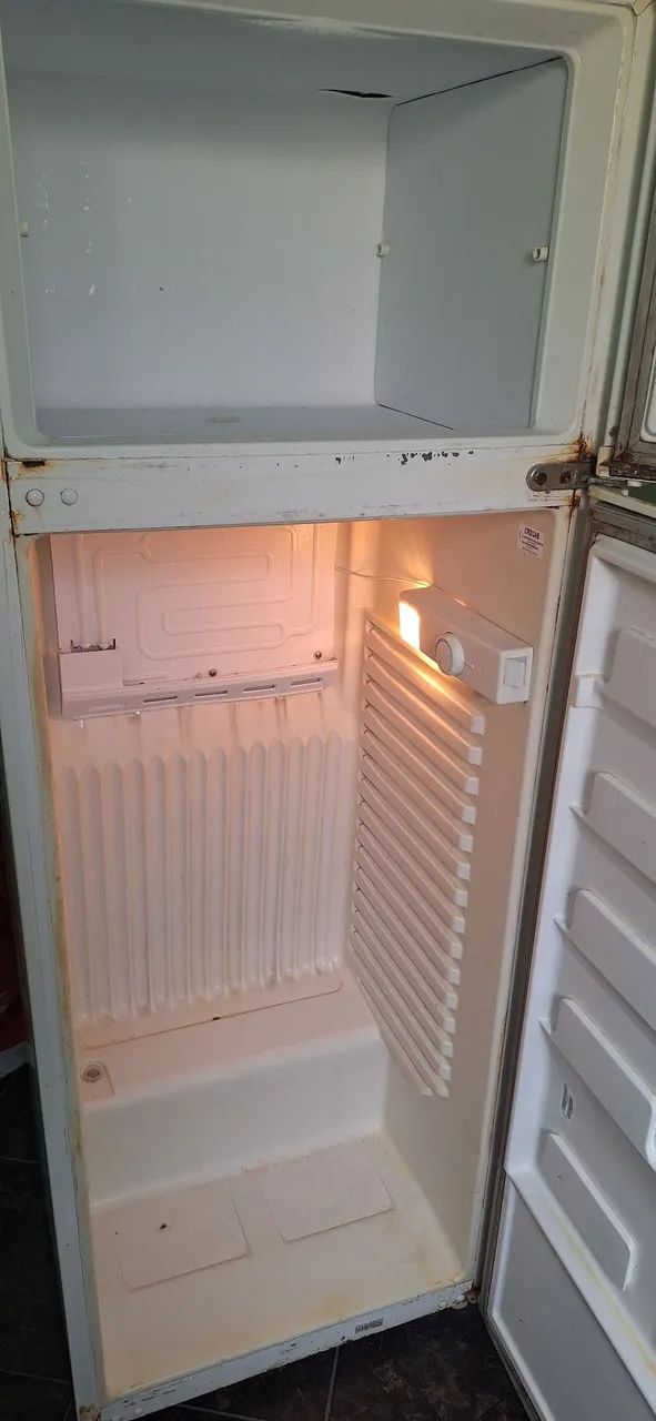 Vendo geladeira usada da Electrolux, funcionamento perfeitamente  com gaveta  e grades - Foto 3