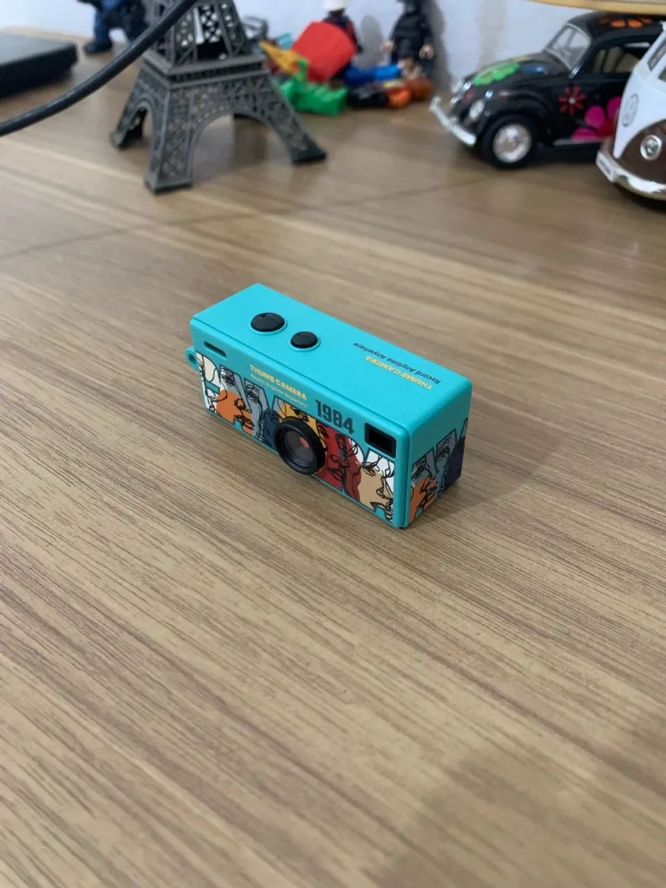 mini câmera digital em formato de chaveiro com estilo retrô. - Foto 3