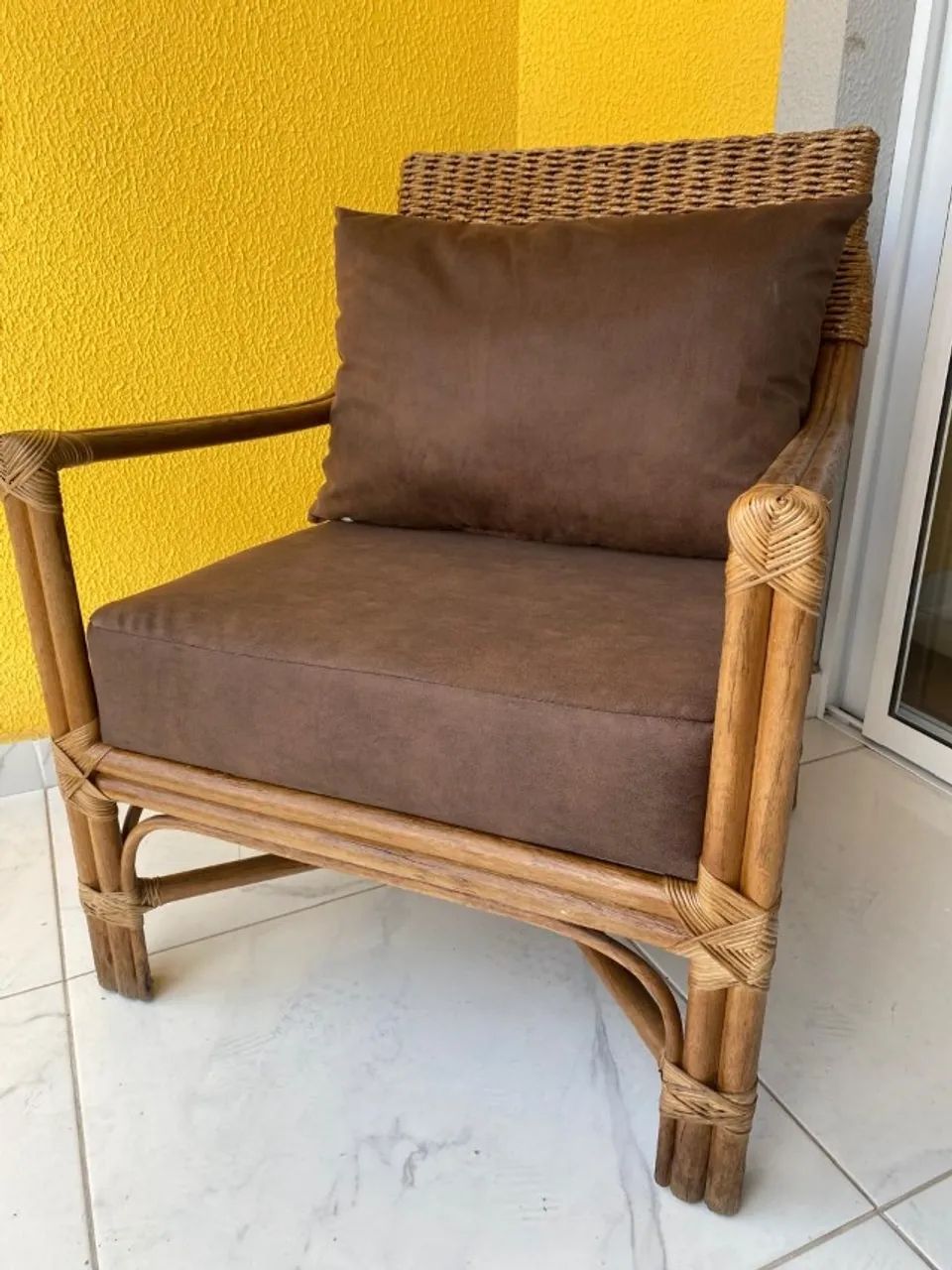 Poltrona de junco, fibra natural, assento almofada fixo e almofada de encosto.