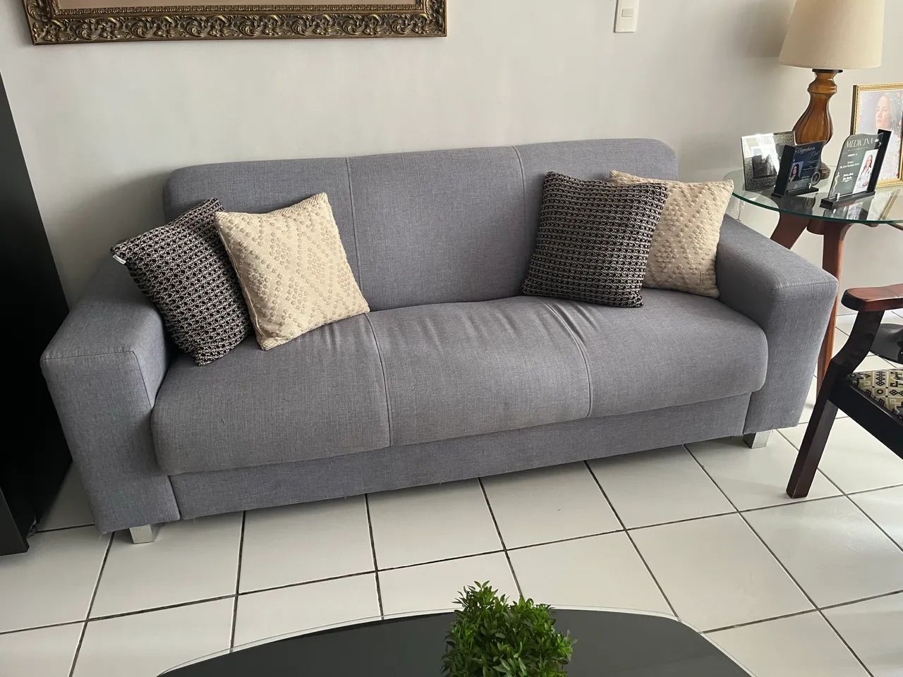 Sofá três lugares 