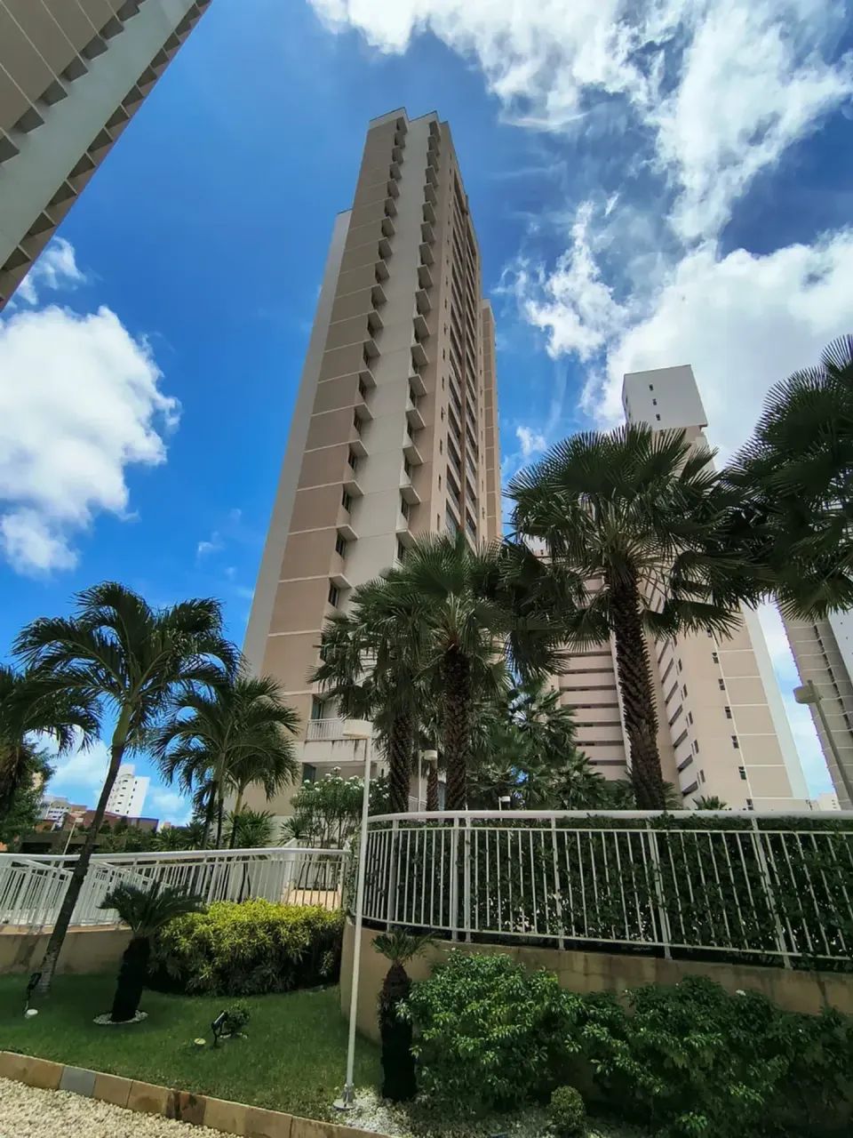 Alugo Apartamento com móveis fixos e com três Dormitórios