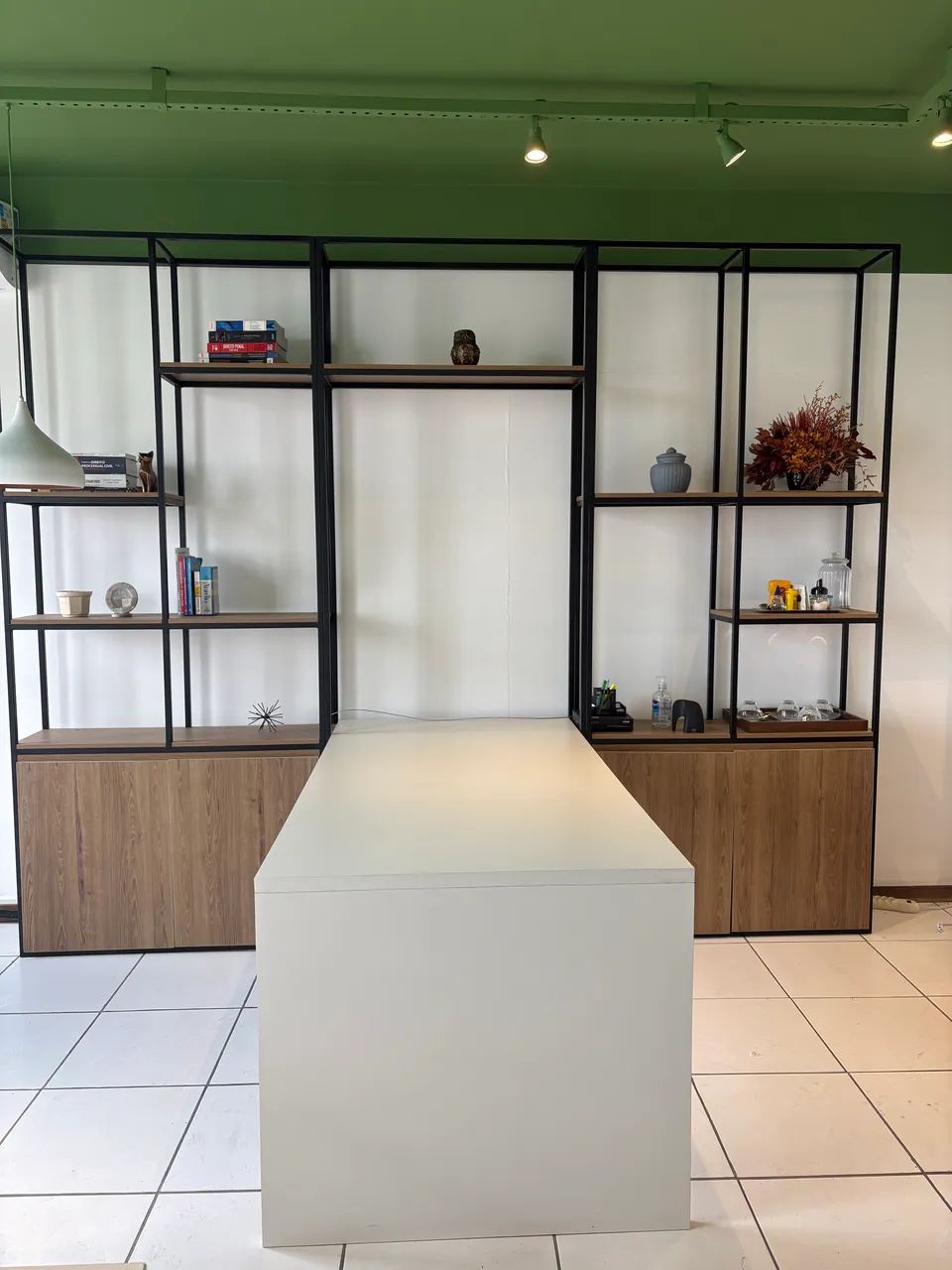 Estante com mesa embutida 