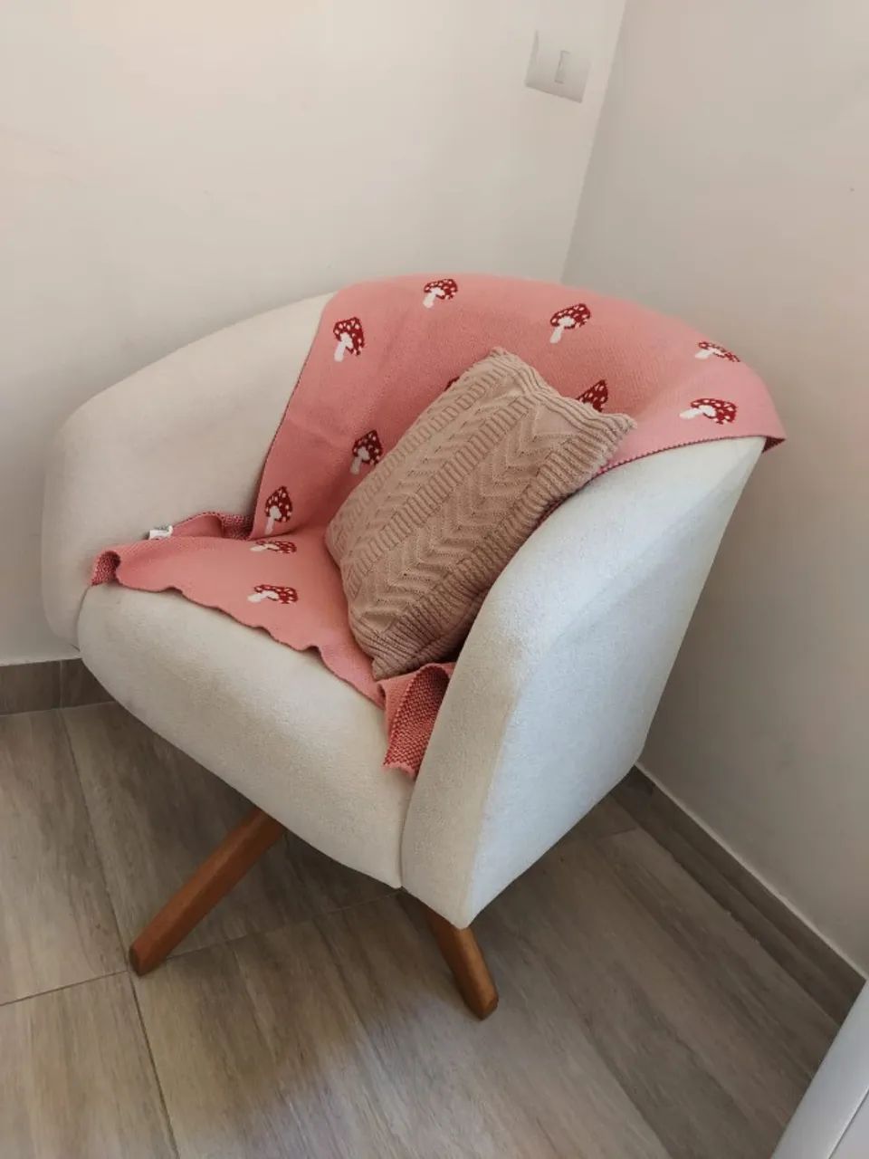 Poltrona giratória tecido boucle e base de madeira maciça - Foto 5