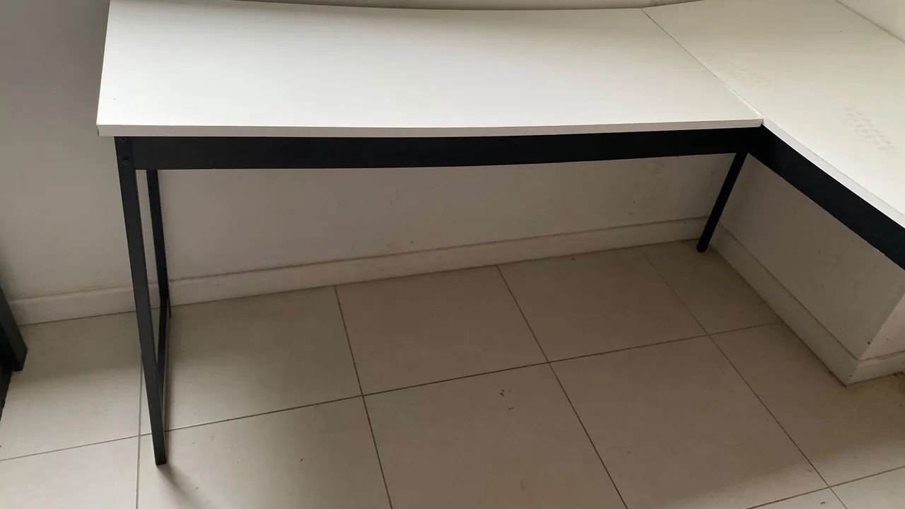 VENDO MESA DE ESCRITÓRIO EM L DE FERRO COM MADEIRA<br> - Foto 3