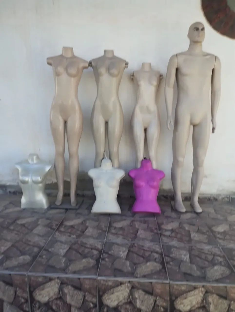 Manequins e 2 araras de roupas.