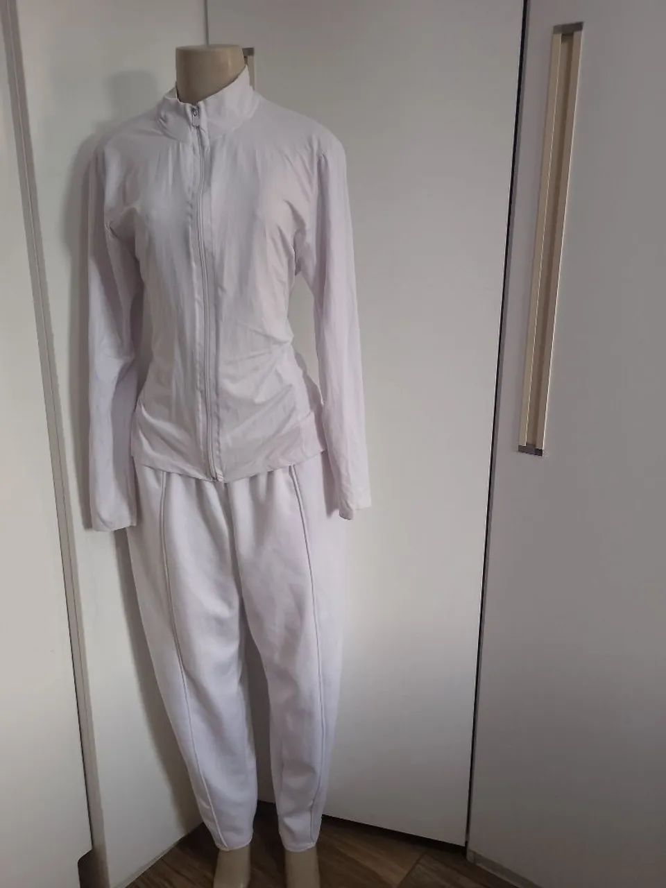 Conjunto de moletom branco 