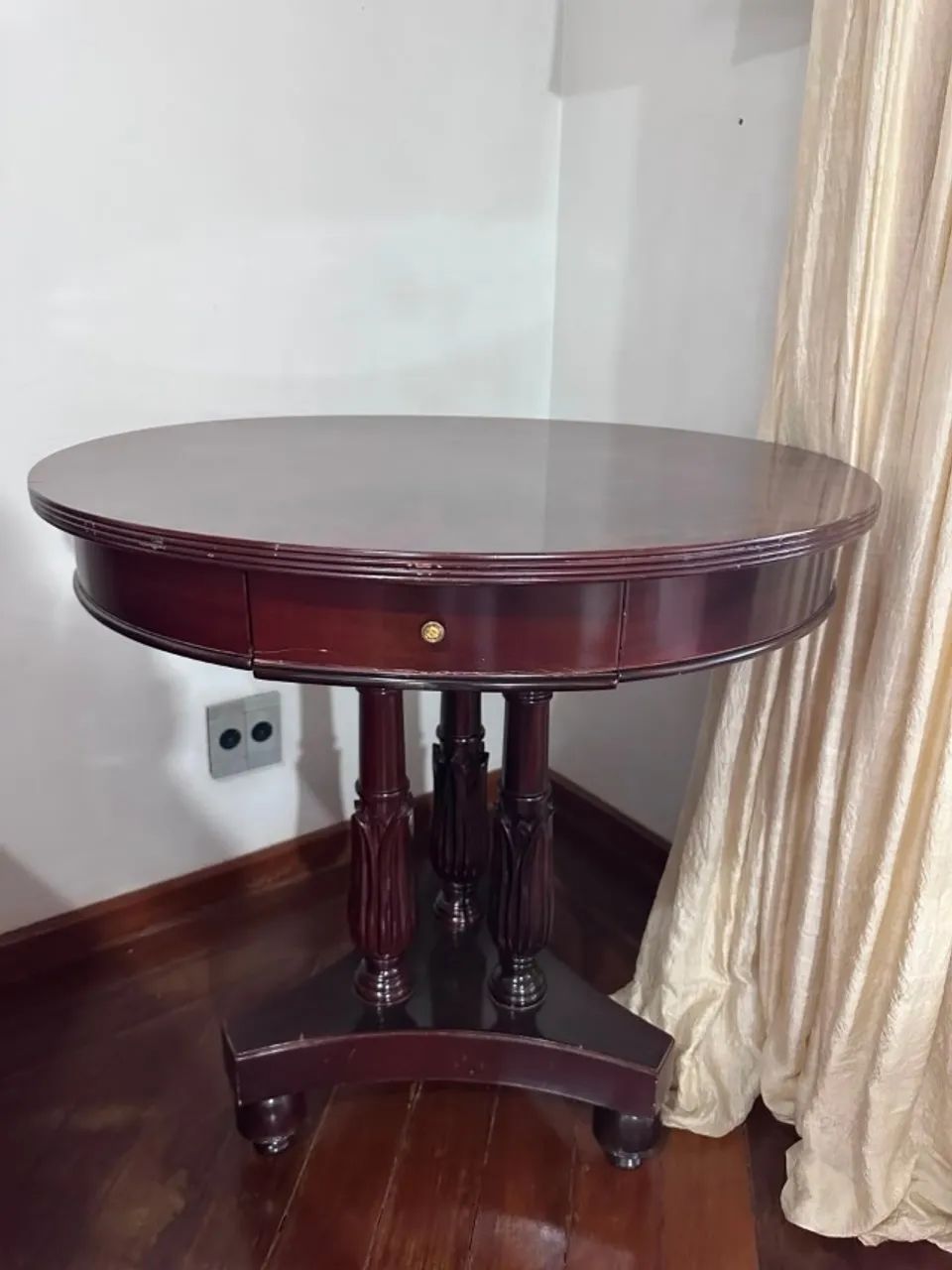 MESA LATERAL REDONDA CLÁSSICA MADEIRA MOGNO COM GAVETA FRONTAL