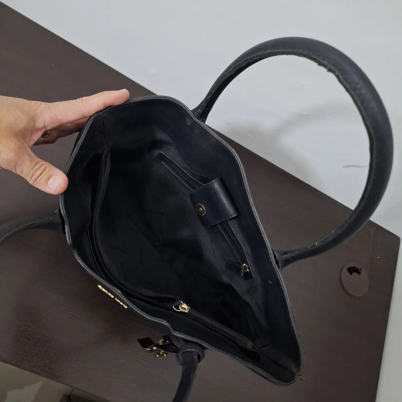 3 Bolsas femininas de couro Calvin Klein e outras - Foto 2