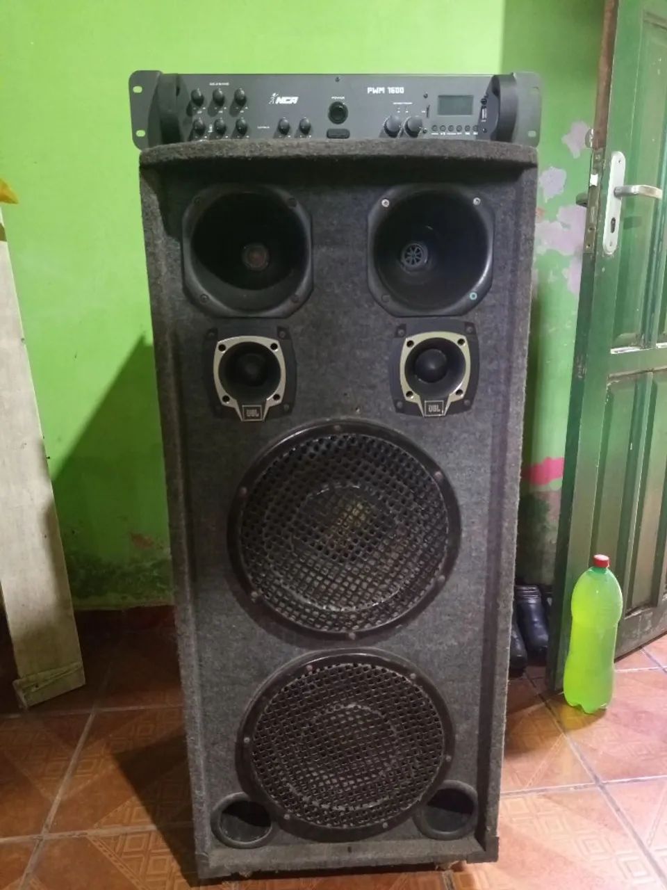 Caixa de som amplificada 