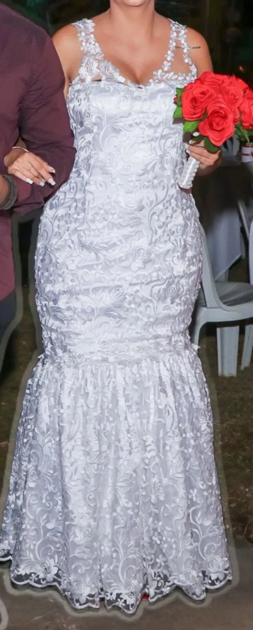 Vestido de noiva com barra removível.