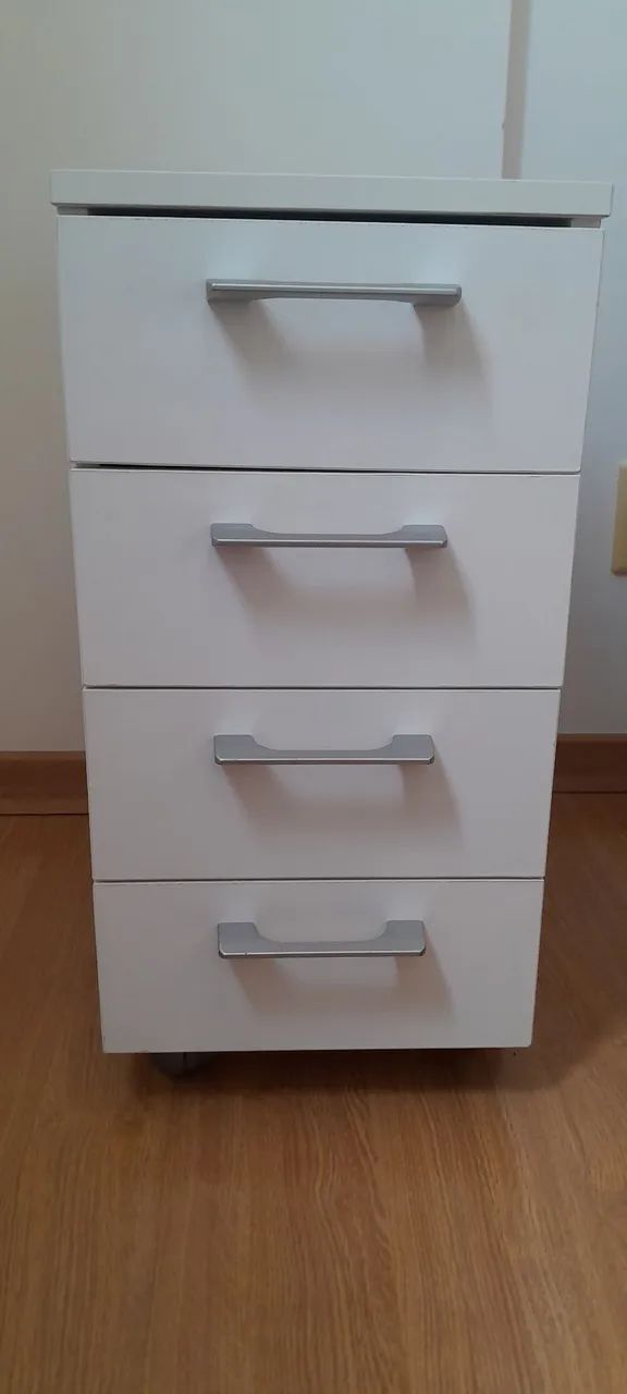 Criado mudo e mesa lateral