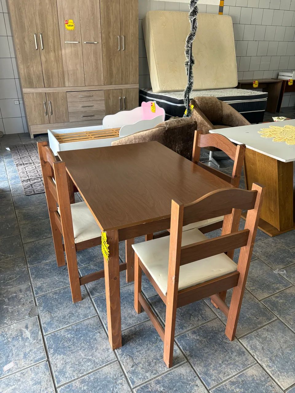Mesa com 3 cadeiras  - Foto 2