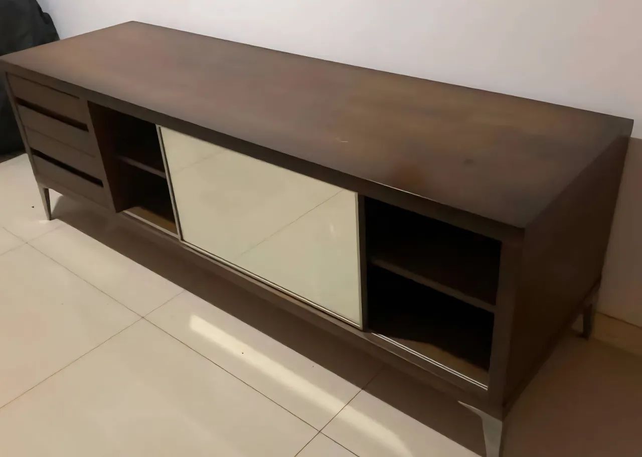 Rack para Sala em Madeira com Gavetas e Porta de Correr (Estilo Moderno)