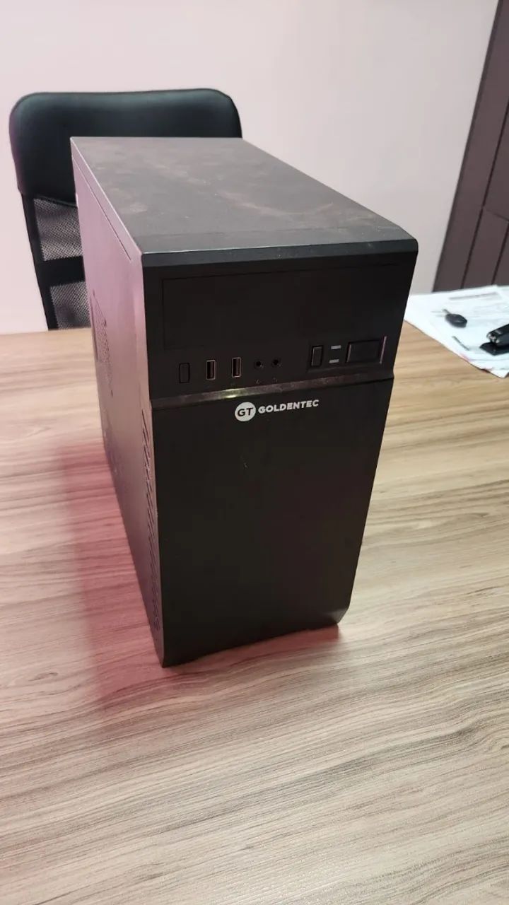 Computador CPU com tela, mouse e teclado