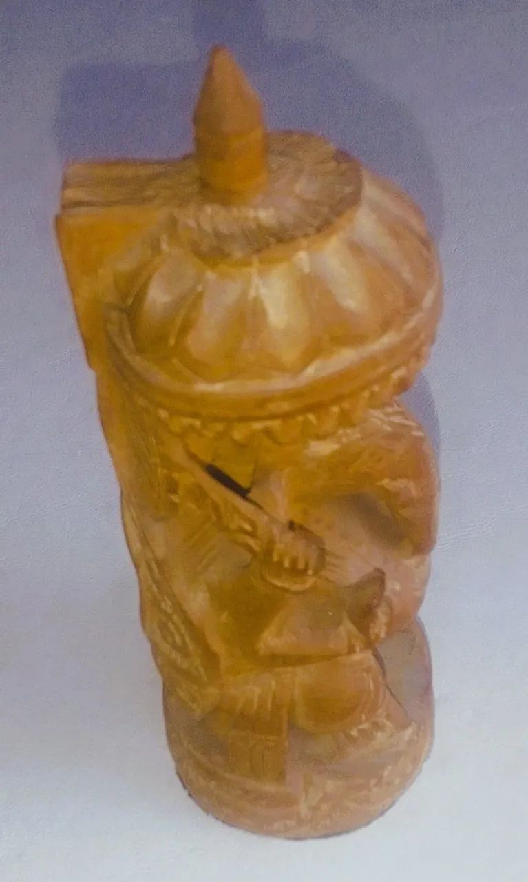 Escultura representando deus Ganesha madeira entalhada á mão de origem indiana - Foto 2