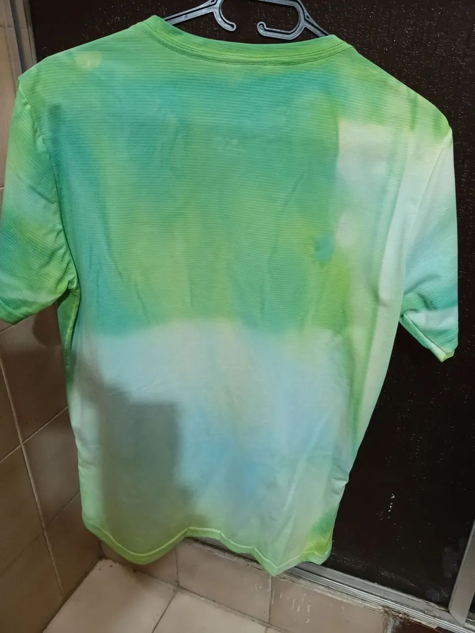 camiseta de algodão P tingida artesanalmente lindíssima - Foto 2