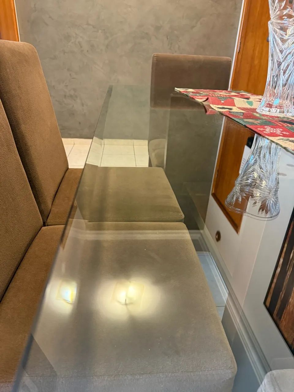 Mesa de jantar com 6 cadeiras- Elegante e confortável.