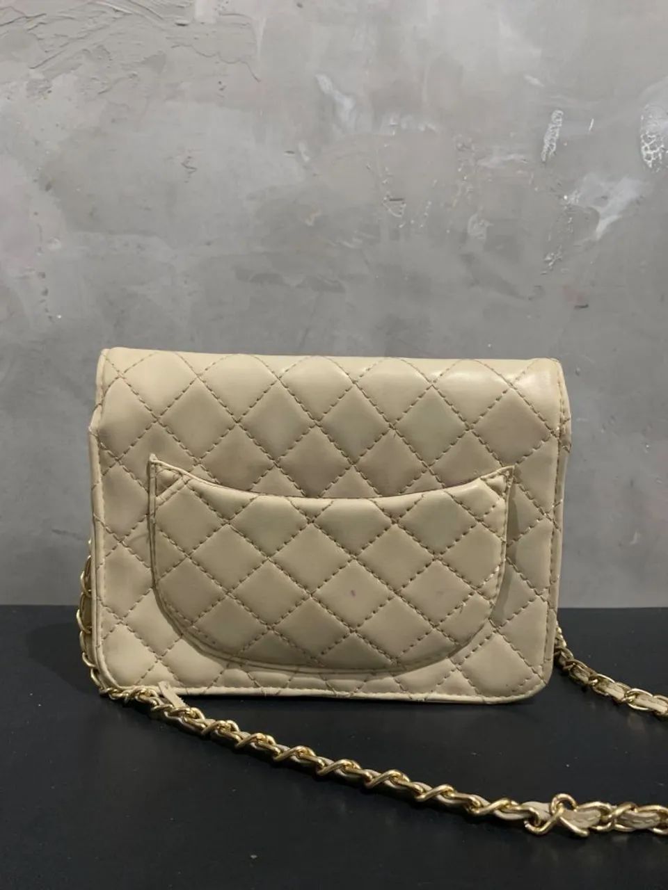 Bolsa estilo Chanel bege com matelassê e corrente dourada<br> - Foto 3