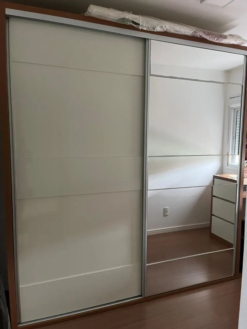 Guarda roupa com espelho