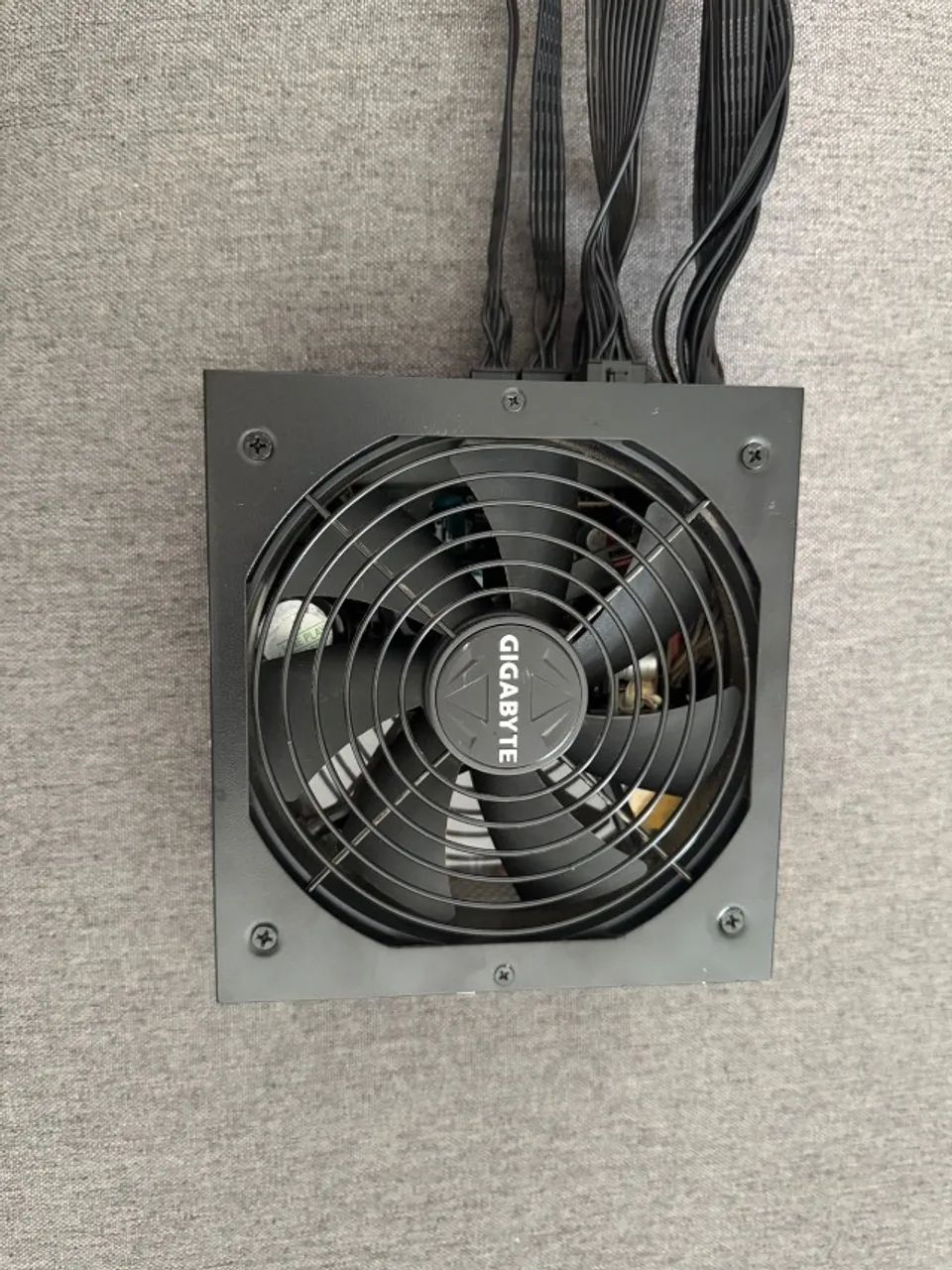 Fonte Gigabyte G750H - 750W Semi modular 80 plus gold 