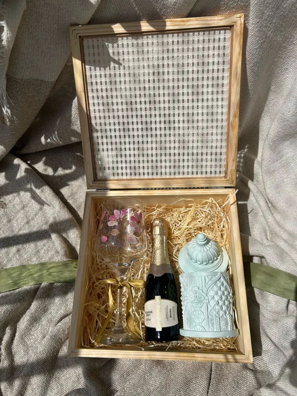 Kit presente - chandon, taça decorada e uma peça de gesso