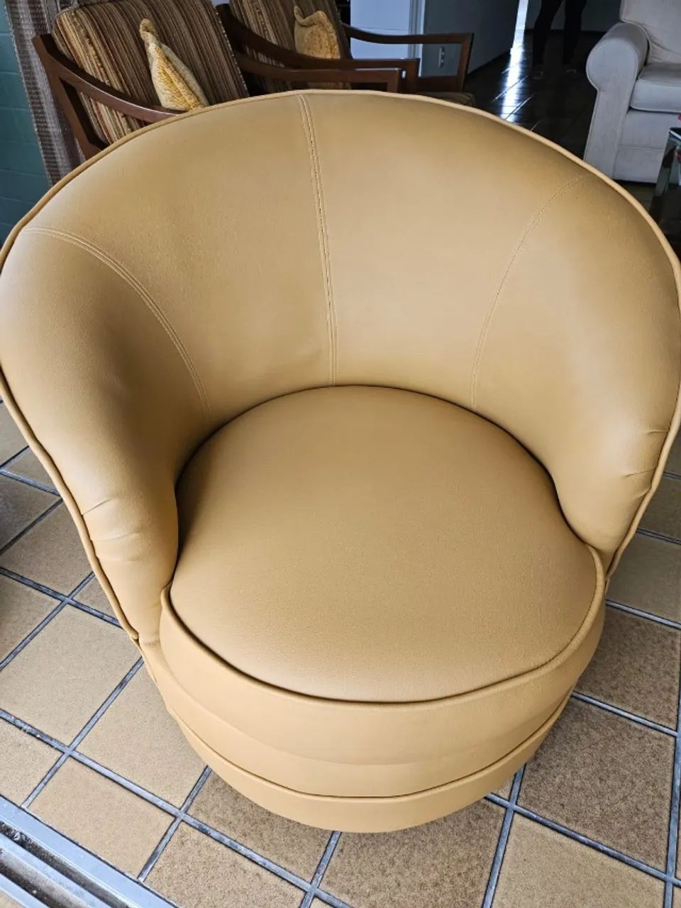 Poltrona em corino creme - Foto 3