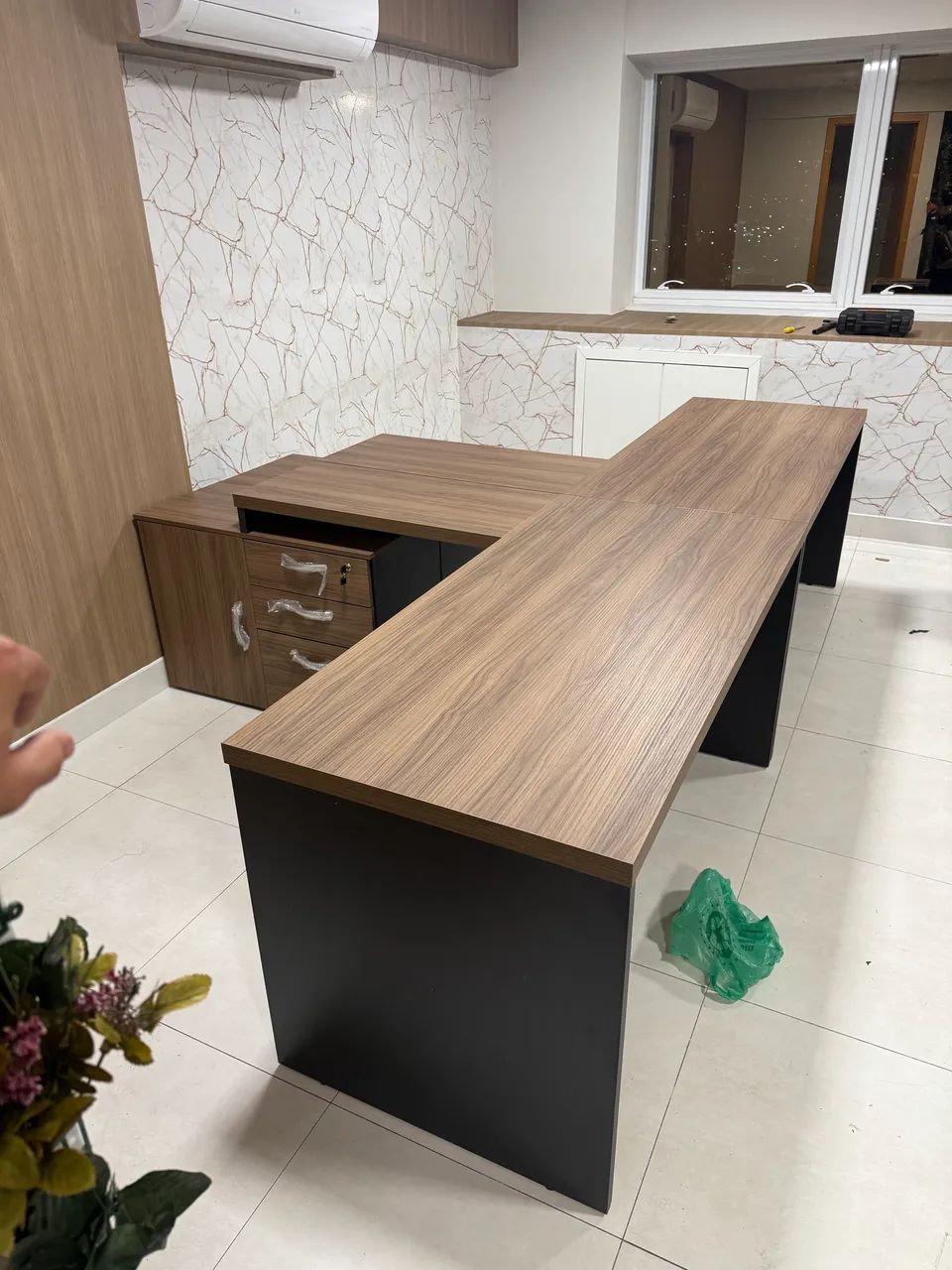 Mesa em L com 1 armário e 3 gavetas novo  - Foto 3