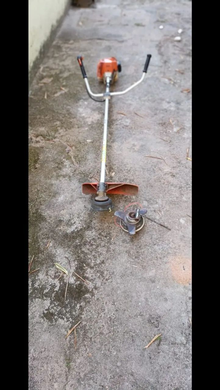 Roçadeira Stihl FS 80 gasolina e acessórios  - Foto 2