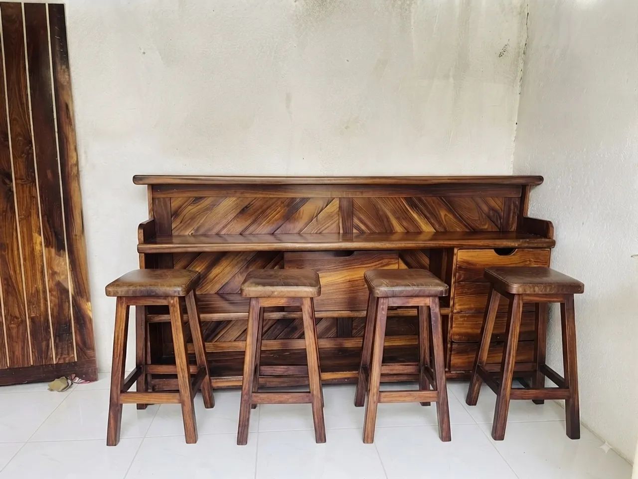 Armário de Madeira e Balcão com 4 banquetas  - Foto 3