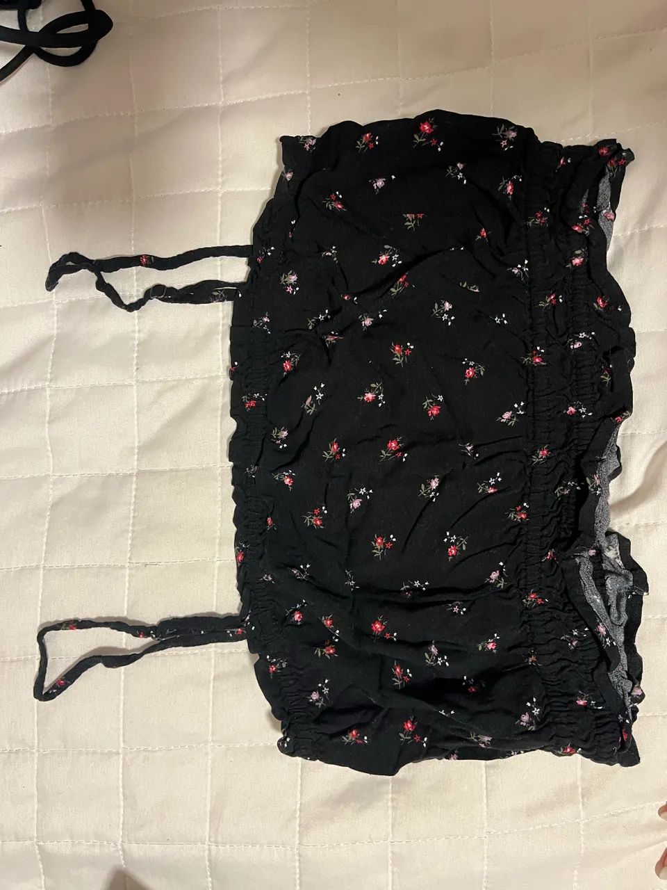 Top com detalhes de florzinhas- Aeropostale