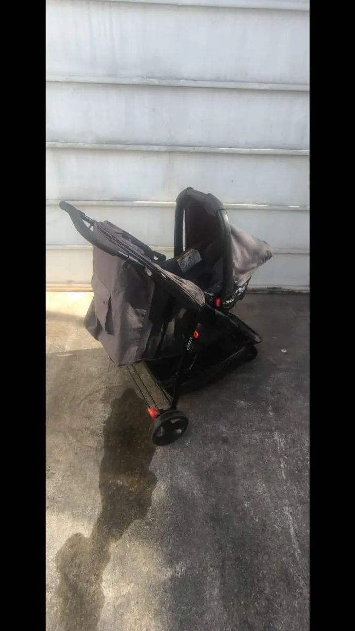 Carrinho com bebê conforto cosco