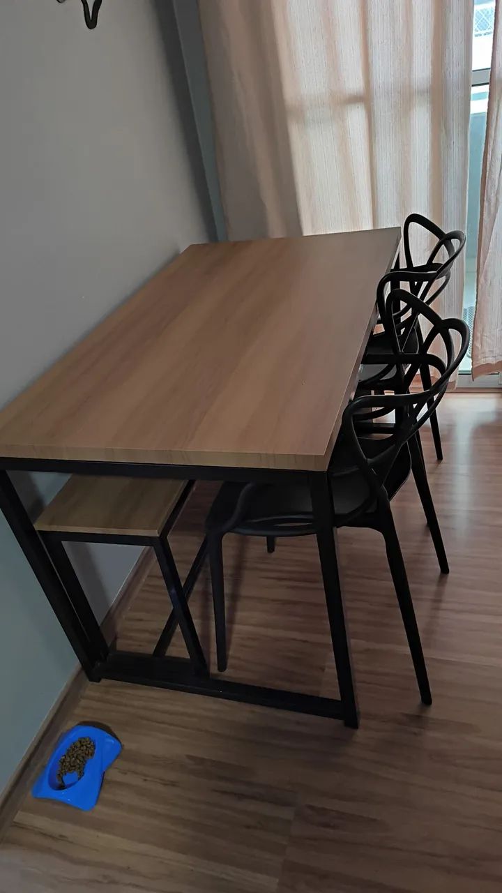 Mesa industrial com baqueta e cadeiras