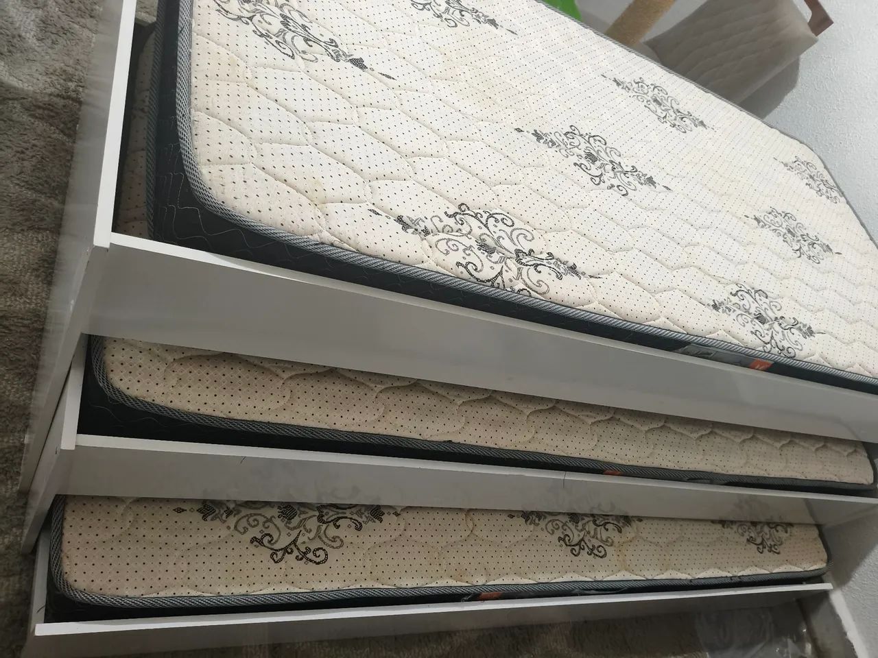 Vendo Cama Tripla branca com 2 colchões  - Foto 3