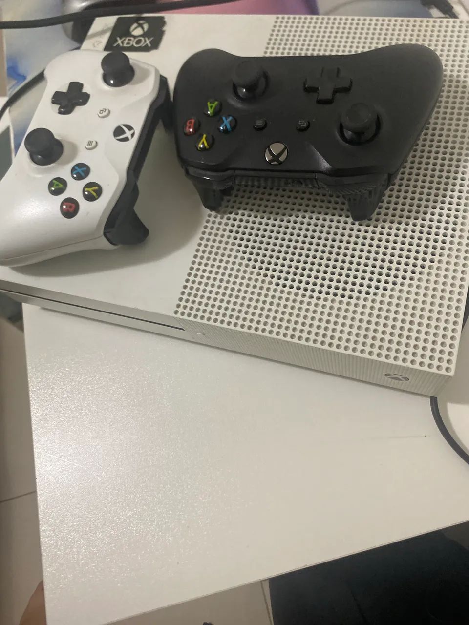 Xbox one s em perfeito estado com 2 controles  - Foto 2