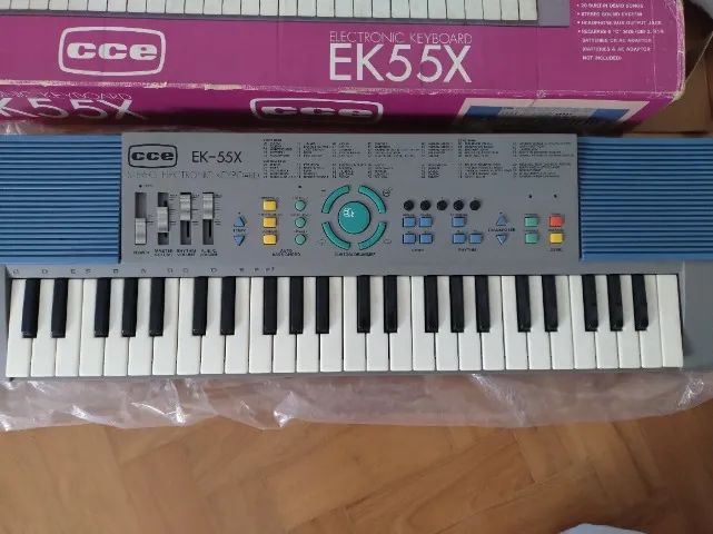 Teclado Musical CCE EK55-X 4 oitavas Cinza e Azul na caixa