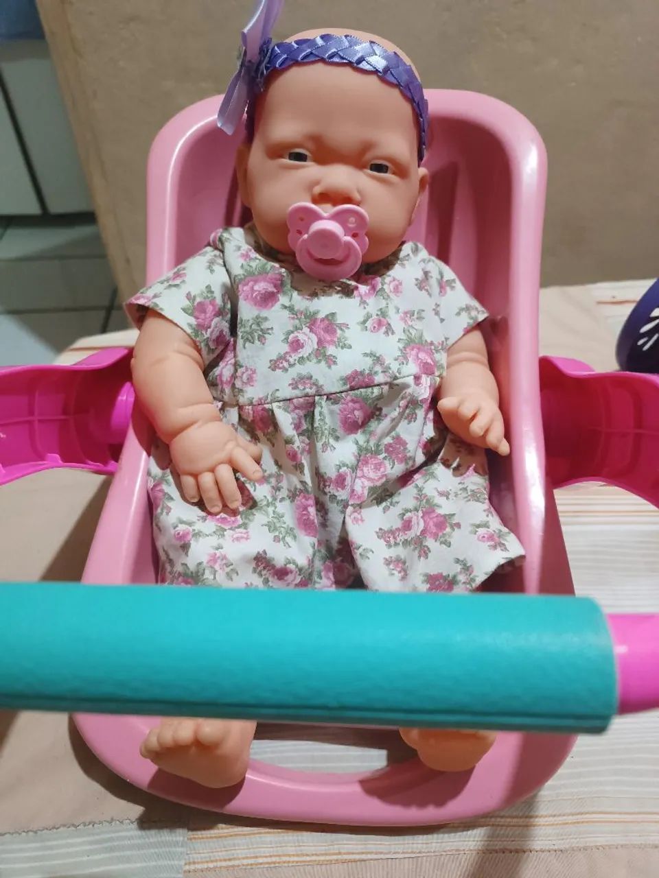 Boneca tipo reborn mais cesto Moisés 45cm aproximadamente  - Foto 5