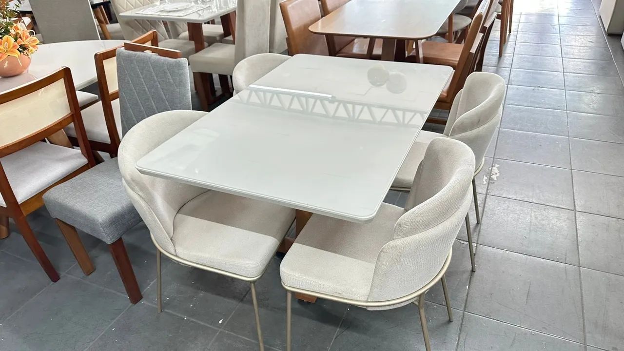 Mesa completa com cadeiras de madeira  - Foto 3